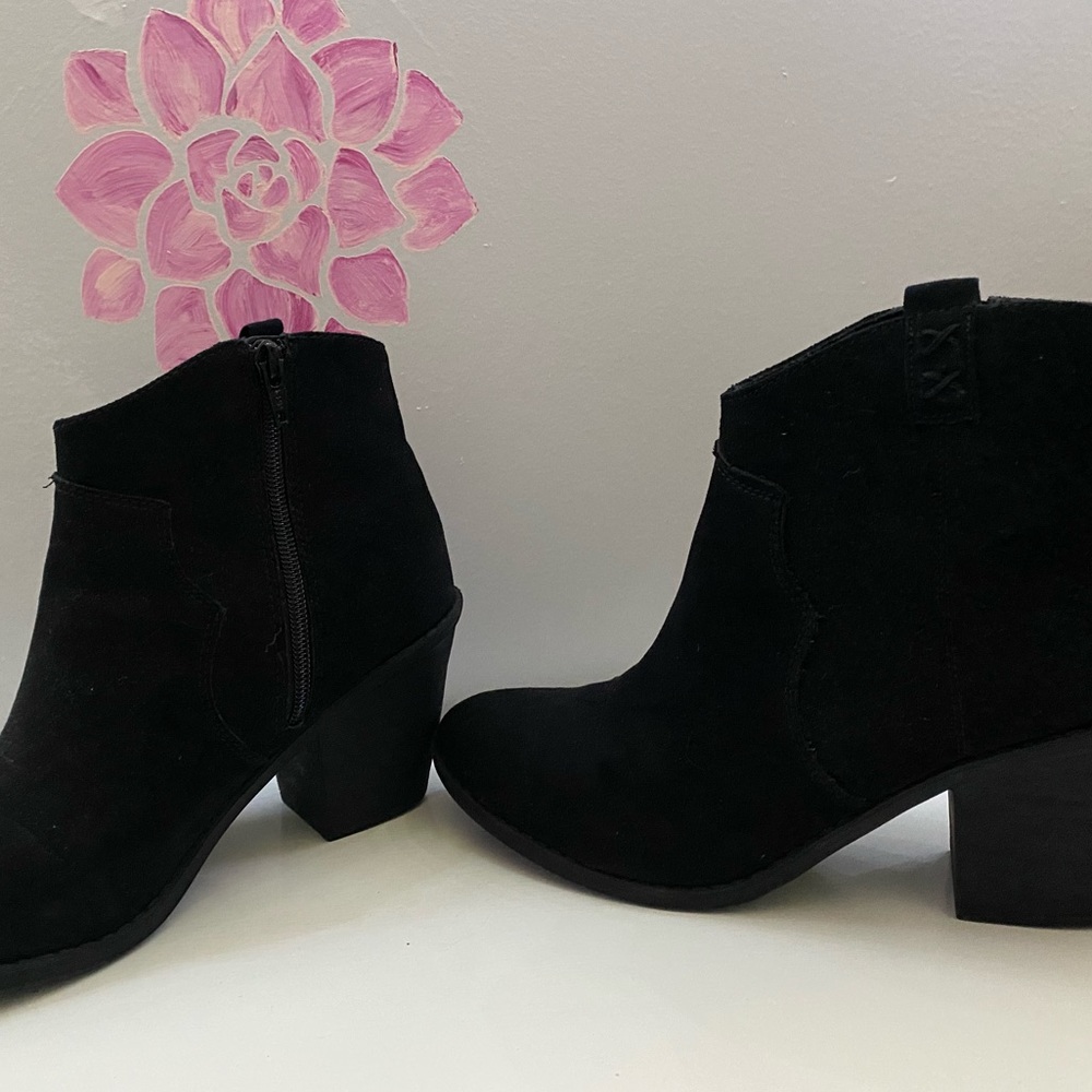 Women’s black boots